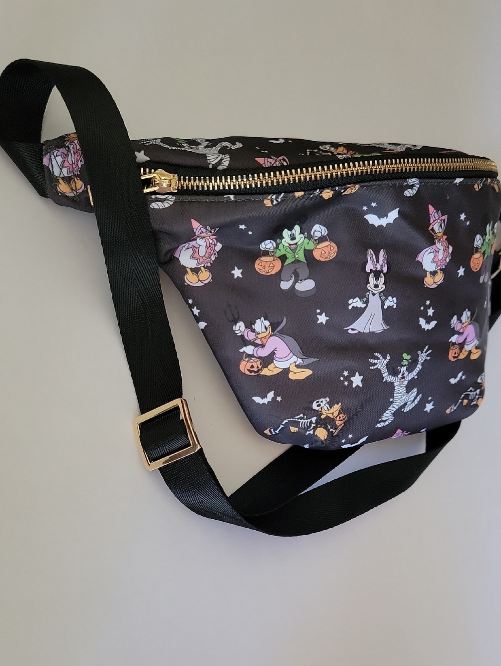 DIXIE AND PARK BLACK HALLOWEEN PRINT CROSSBODY BELT BAG WITH DISNEY CHARACTERS - Picture 6 of 8